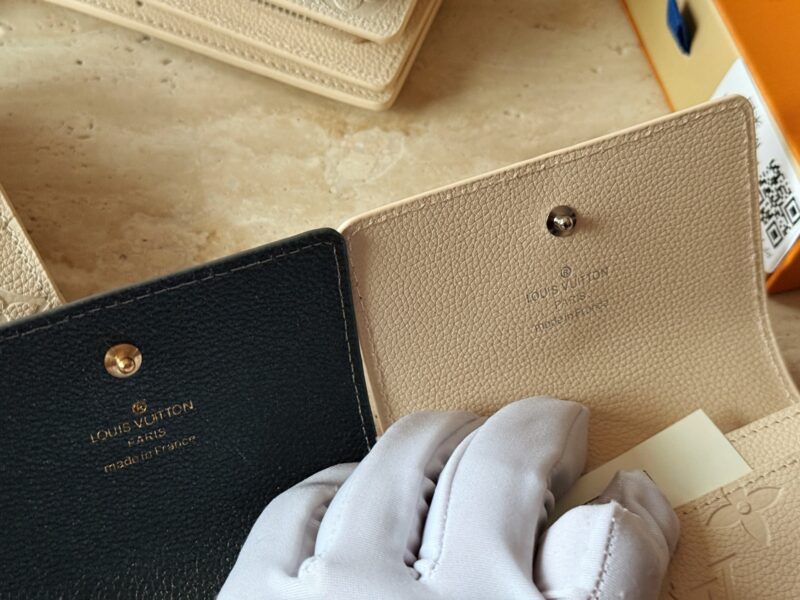 cf05edd25b.jpg 145 box cowhide
L's new cowhide milkshake white/gray wallet!
Do you dare to say that you can resist its aura
Great layout!
Compact and practical