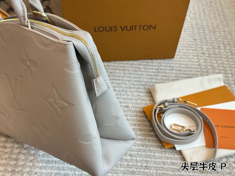 cf127cb165.jpg 350 cowhide
size:30 22 cm
L Family Classic Handbag
Commonly known as LV dumpling buns,
The most classic bag type!
This bag is durable and convenient, easy to pack and not afraid of wear, it's super worry free to use!