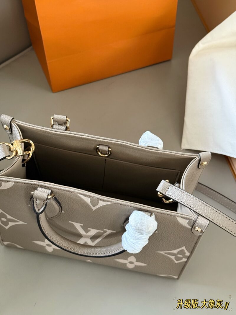 cf173ccae8.jpg 235 box
Mother's Day Gift
Size: 25 * 20cm (small)
Excellent quality, understand the goods ??
It's really too advanced!
Warm, gentle, and creamy Iv on the go tote bag
Elephant Grey has a gentle and elegant temperament!
Search Lv on the go shopping bag