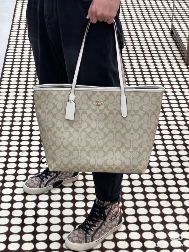 cf19a34560.jpg Coach's latest version of buckle tote bag! Bag with concealed logo
Simplicity and luxury brands are timeless for ten thousand years! The texture and details are all amazing! Practical, convenient, and versatile. #Coach Tote Bag # Coach