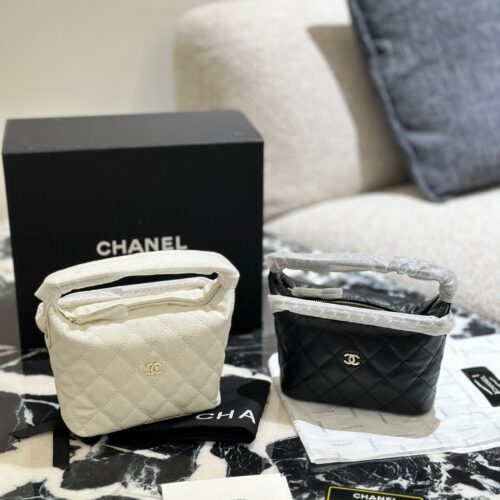 Bento bag p235
Chanel Chanel 25C Carefully Selected
The whole internet knows that the price of 24C has been indirectly adjusted. Although this cute lunch box bag belongs to small leather goods, the price allows me to climb Chanel again. It is also a ...
