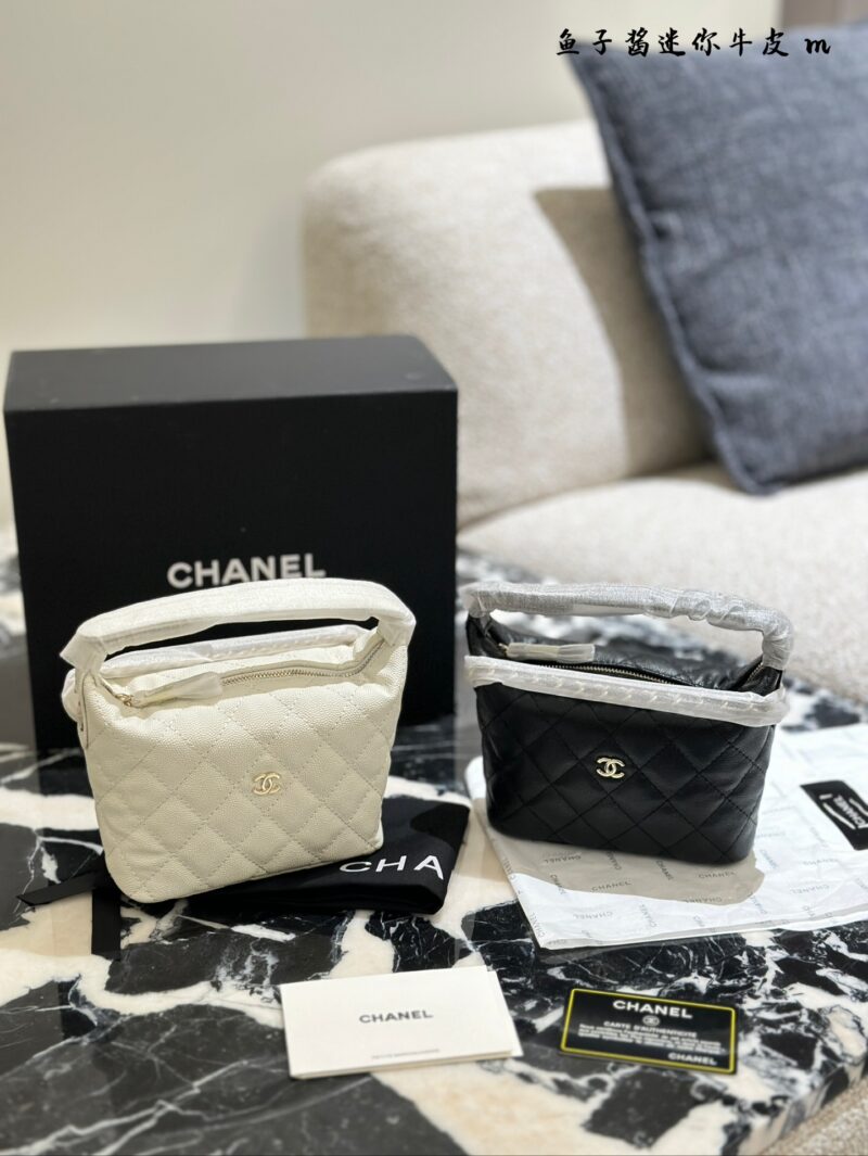 cf34dcaa00.jpg Bento bag p235
Chanel Chanel 25C Carefully Selected
The whole internet knows that the price of 24C has been indirectly adjusted. Although this cute lunch box bag belongs to small leather goods, the price allows me to climb Chanel again. It is also a ...