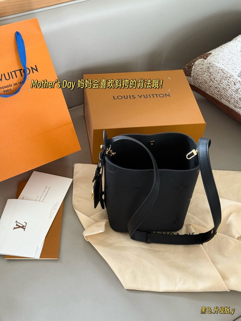 cf48e15375.jpg 235 box
size:18*16cm
ALL IN BB Heavy Attack/
Who wouldn't be confused after reading this!
I didn't expect to like it more and more as I watched it
There are two sizes of holes for L home AII IN BB
25ss bucket bag