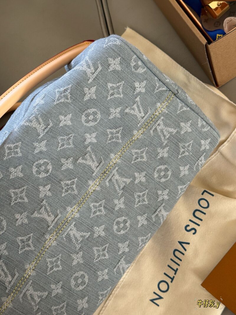 290 box upgrade version y
size：30*21cm
Come and take a look at L's Speedy30 pillow bag
Size 30cm is suitable for daily use and travel!
I really like this size
Very useful! Too cool!
This denim bag exudes a vintage atmosphere and is packed with UP!