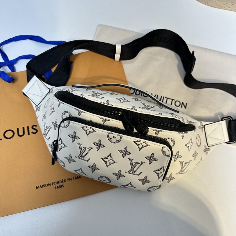 Donkey waist bag/chest bag model M25227 all leather white. This waist bag design is not only practical but also enhances the overall design sense, making it easy to raise the body proportion. The bag can be worn as a chest bag or crossbody bag, and c...