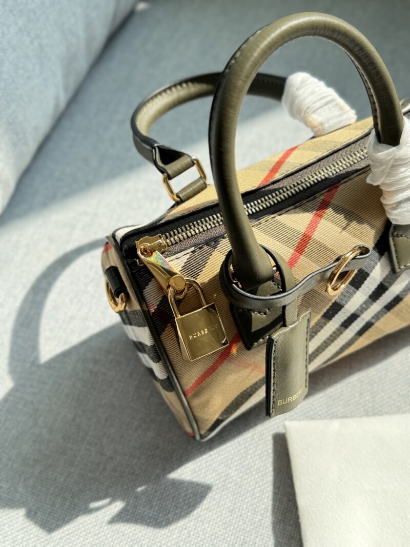 cf948d67f1.jpg 200 fold box
size:18.5×12.5
Burberry plaid pillow bag, bowling bag, one shoulder crossbody handbag
BURBERRY, a bunch of cocoa and love pillow bags are here
It can be carried by hand and slung diagonally without violating the rules. That's it
This ...