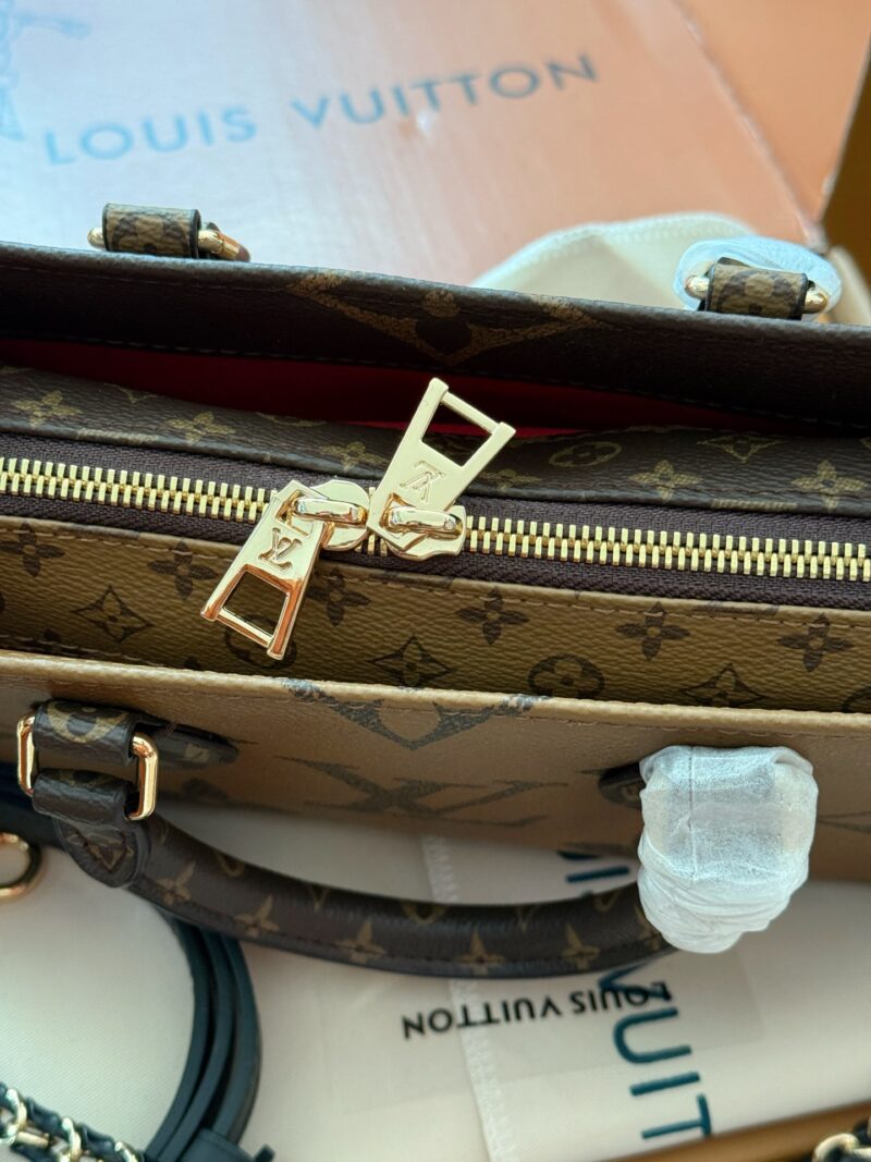 cf9d5f94db.jpg 265 box upgrade version
size:25*13cm
Highly anticipated by everyone!
L Home On the Go has finally released a slim shoulder strap version,
There's also an extra leather chain under the armpit back
Recommend this bag type! Super practical
This small ...