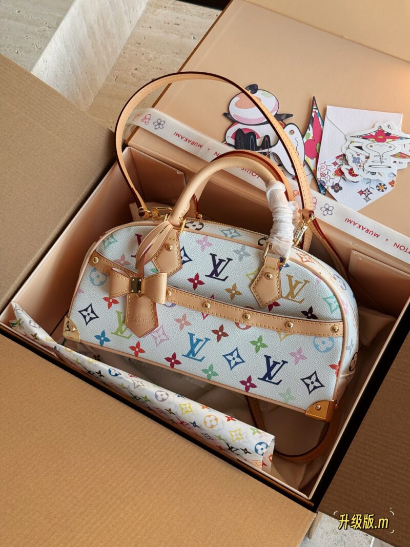 cfa8cc034a.jpg 330 box upgrade version m
size:27*19cm
L's Takashi Murakami bowling
My favorite bag with white tri color this time!
The physical object is very beautiful#
A whole retro millennium feeling,
The capacity inside is also very large,
Holding it in hand ...