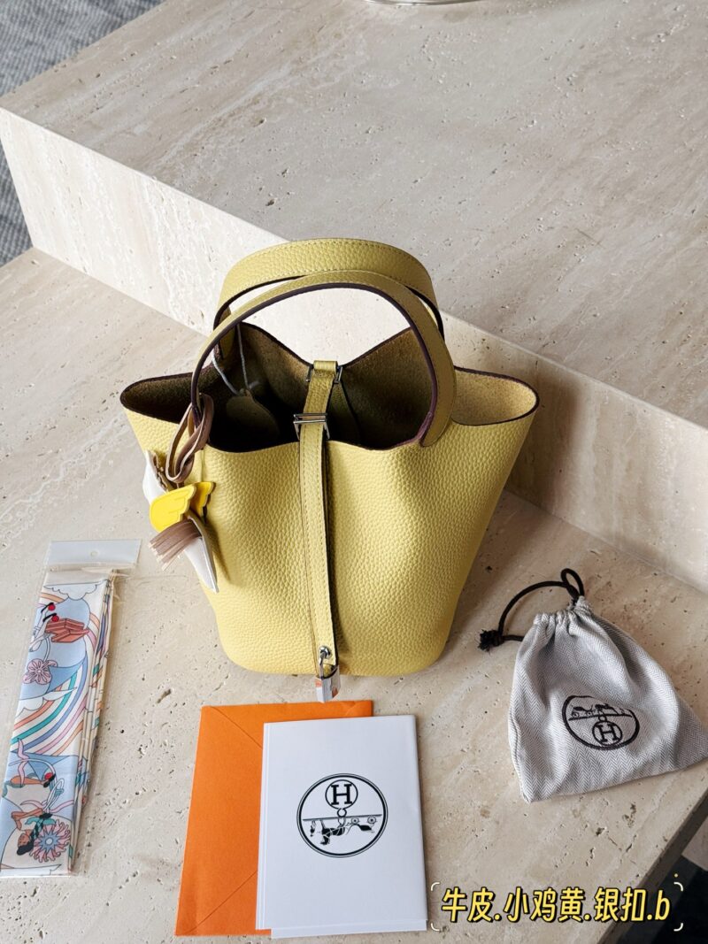 cfaad20bfb.jpg 299 with folding box (silver buckle)
size:18*19cm
Basket of vegetables - gentle to the touch
H Family Vegetable Basket ???
Top layer TC cowhide/oil wax thread
?? Delivery scarves ?? Paired with a pony
?? The leather has a great te...