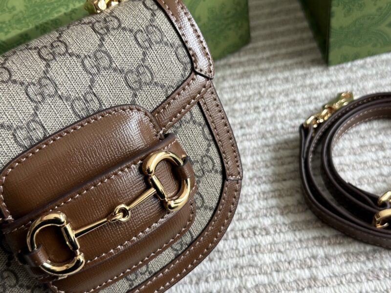 235 box
Size: 18 * 16cm
GG 23ss saddle bag
Classic coffee color, huge and cute size
? Underarm ? Cute little cross carrying!
Search GG 1955 saddle bag