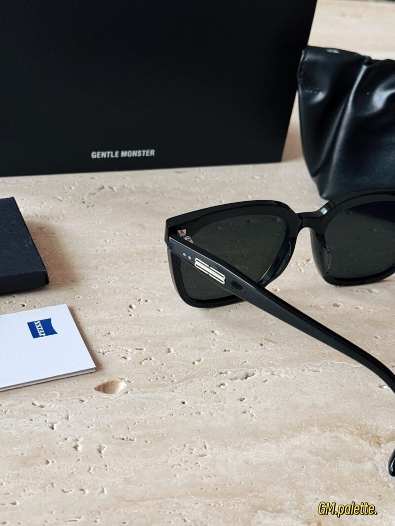 cfb7c95eec.jpg 185 configuration packaging
sunglasses
Zeiss lens AU protection
Round faced Tian Cai GM Sunglasses Palette
Palette belongs to the large frame type, square sunglasses do not choose face shape, can decorate face shape
It's great for daily outings, driv...