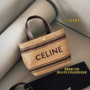 210 without box
Size: 21 (bottom) * 30 (top width) * 20 height
Celin woven bag, a must-have for summer#
This is super practical!
Everyone should praise it on their backs