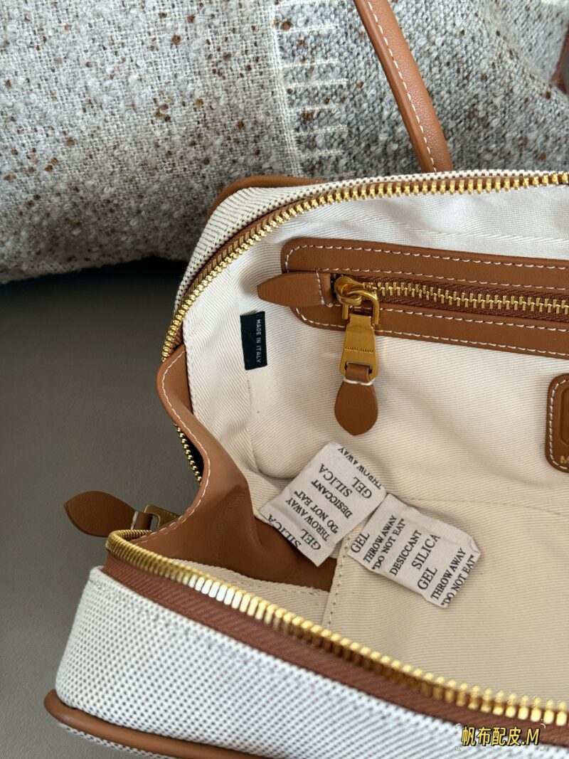 cfb8aeafa0.jpg 290 boxes
size:28*15cm
Miumiu bowling/briefcase/
Miu is here to steal money again! The new canvas briefcase is here!
It's nice to carry on your back
Can be carried by hand or carried diagonally!
The appearance is Princess Miumiu!