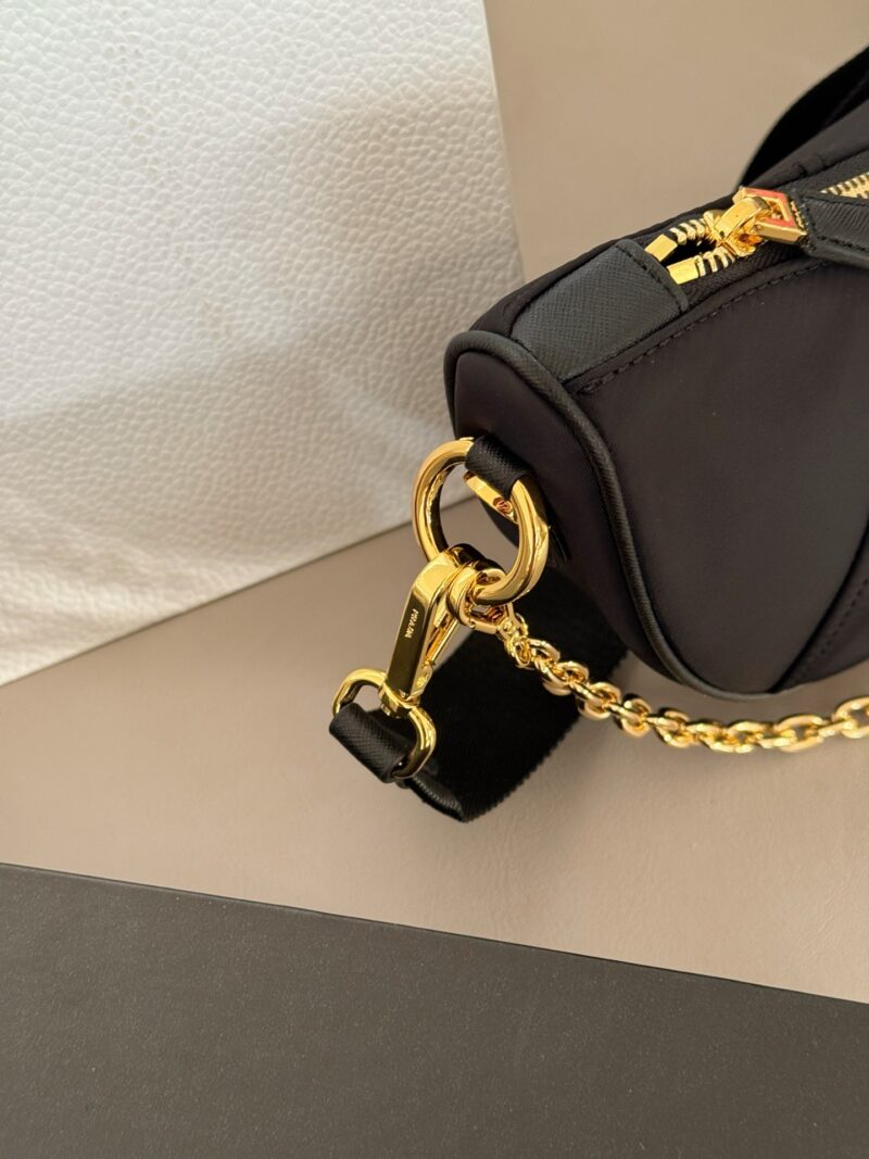 cfc7920eb1.jpg 235 box
size:30*14cm
Sling bag with small cow horns
I have already warmed it up for you. Now you can take it away directly
Can be slung diagonally or carried on one shoulder
The shape of the new moon is unique and distinctive
It is also Prada's han...