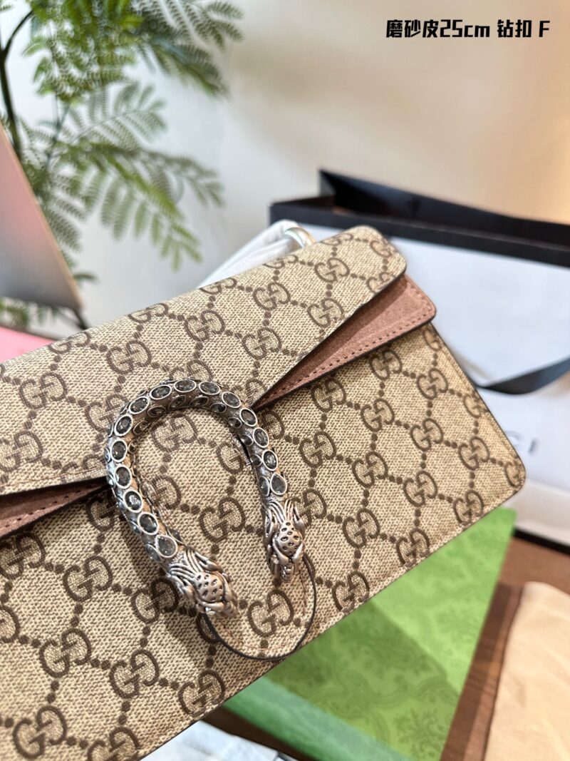 Gucci Diamond Button Wine God P270
Many people say this bag is the tears of the times, but I believe it is the beauty of love~~
Gucci Dionysus' wine god bag was released at the 2015 autumn/winter women's fashion show, and in 2022, a new diamond butto...
