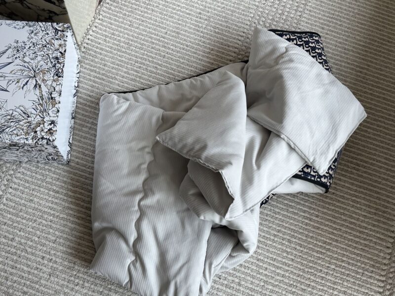cfdabdad87.jpg 200 boxes
Recommended items ??
Pillow, air conditioner, and blanket dual-use model ??
Folding is a pillow ??
Opening it is Xia Liang's quilt ??
Putting it at home or in the car is a good choice ??
Pillow 40 * 40cm Quilt 1.5m * 1m