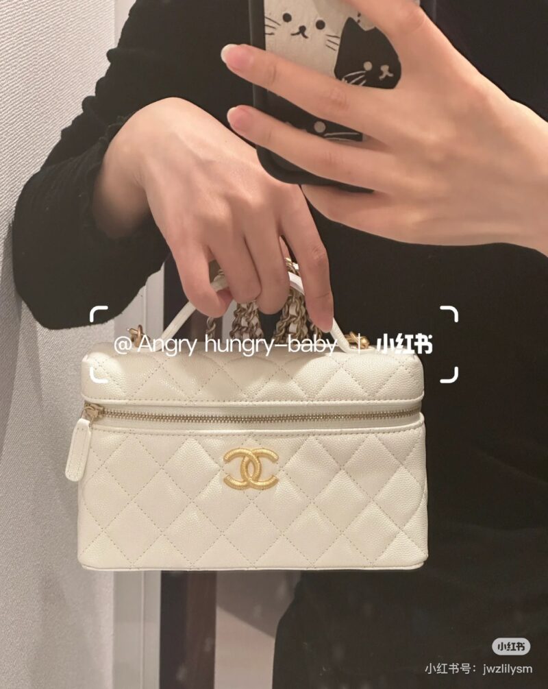 cfddb79ce4.jpg Chanel 25p Chicken Yellow! It is said that it has been very popular recently?
The bag weighs very light
Bright Chicken Yellow
I'm already looking forward to spring~