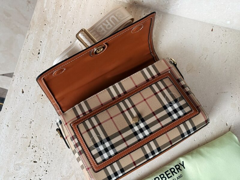 cfe854c95f.jpg 225 boxes
size:25*18cm
Bur Classic Magog Postman Bag!
Comes with vintage temperament.
Canvas looks more textured and unique than full leather.