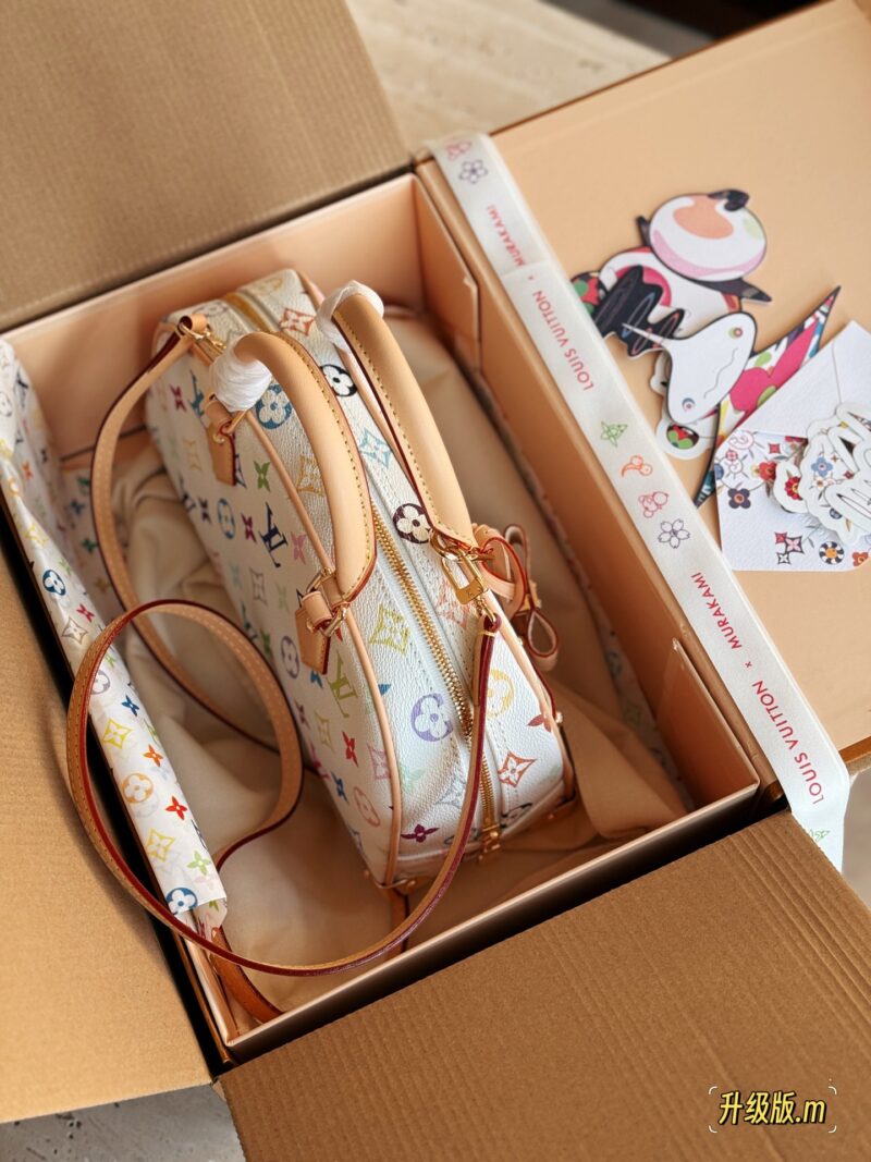 cff13122c2.jpg 330 box upgrade version m
size:27*19cm
L's Takashi Murakami bowling
My favorite bag with white tri color this time!
The physical object is very beautiful#
A whole retro millennium feeling,
The capacity inside is also very large,
Holding it in hand ...