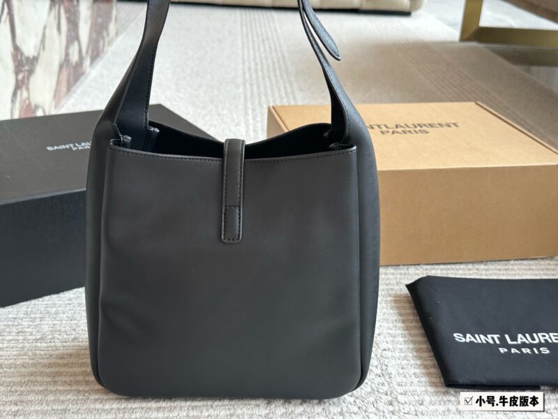 cff3e20e3a.jpg 235 cowhide
Complete packaging
size:24 20cm
YSL Rose Hobo Underarm Bag
The next hit is it!
Lightweight and full of fashion sense!
It's really a great back!!