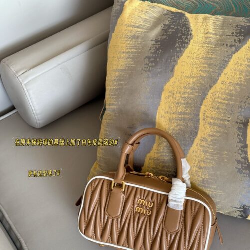255 Upgraded Edition Box
size：22*11cm
New size of miumiu bowling ball ??
On the basis of the original bowling ball, white leather rolling edges have been added, giving it a more stylish look#
Summer colors~Comfortable
Can be carried by hand or ...