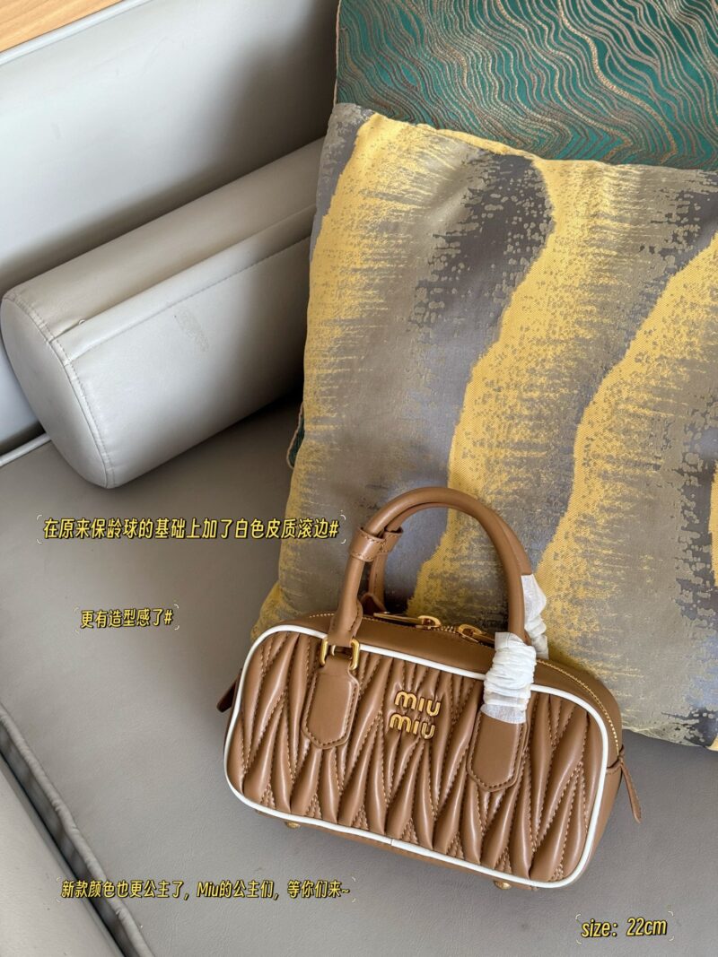 255 Upgraded Edition Box
size：22*11cm
New size of miumiu bowling ball ??
On the basis of the original bowling ball, white leather rolling edges have been added, giving it a more stylish look#
Summer colors~Comfortable
Can be carried by hand or ...