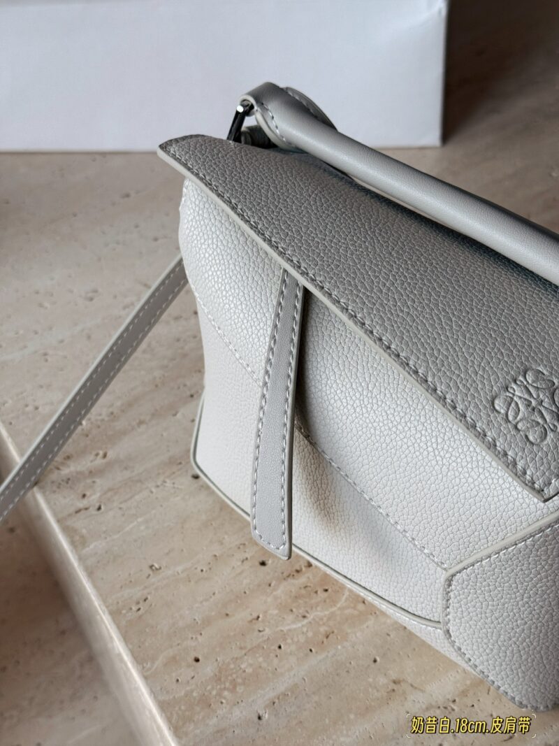d00132d71e.jpg 235260 box
Size: 18 * 10cm (mini)
24 * 15cm (large size)
Loewe Geometry Package Puzzle
Truly cannot be missed,
?? Cowhide quality!
Completely hold on!
Silver button milkshake white small puzzle
The high-end lychee skin is about to overflow