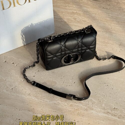 240 pairs of folding boxes (large compartments)
size：20*13cm
D Home 23ss Caro Exquisite Handbag
It's really beautiful. Good lady style
Small and lightweight
Adjustable shoulder straps! I love it, I love it!
