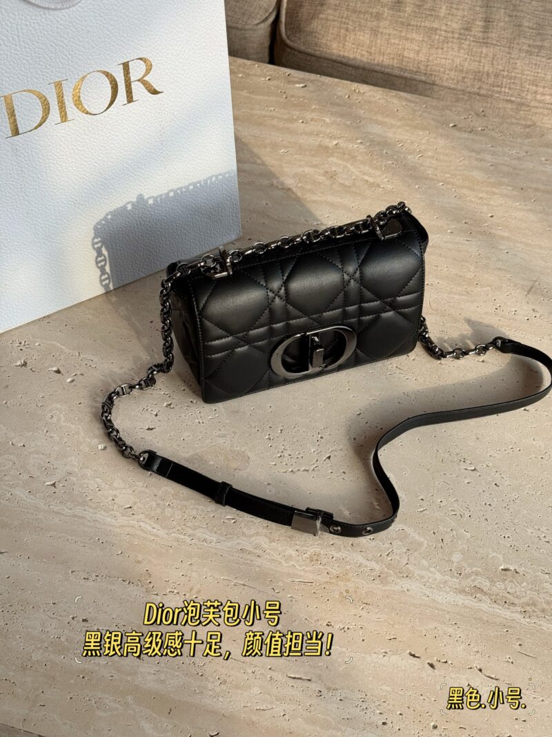 240 pairs of folding boxes (large compartments)
size：20*13cm
D Home 23ss Caro Exquisite Handbag
It's really beautiful. Good lady style
Small and lightweight
Adjustable shoulder straps! I love it, I love it!