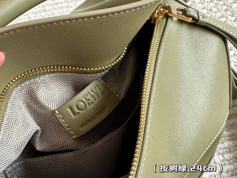 260 boxes
Size: 24 * 15cm (large)
Loewe Geometry Package Puzzle
A very textured color,
Green Puzzle Edge is very advanced!
?? Cowhide quality!
Completely hold on!