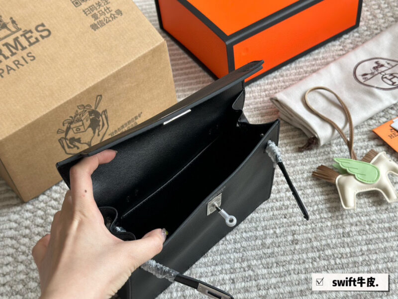 Box pairing
size：22*18cm
Newly emerging skin ??
Dance bag Kelly Danse ??
Complete logo
Authentic version can have multiple uses
It can be carried on both shoulders, slung over the waist, or carried by hand
Specially practical, advanced, and...