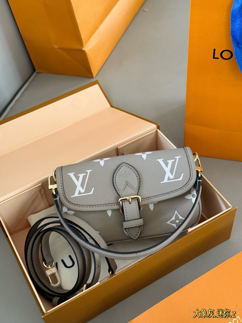 d030a23915.jpg 235 box upgrade version
size:19*11cm
L Family Diane Stick
Nano size has arrived
I can't believe it!
Elephant Grey Nano, Mini Cute~