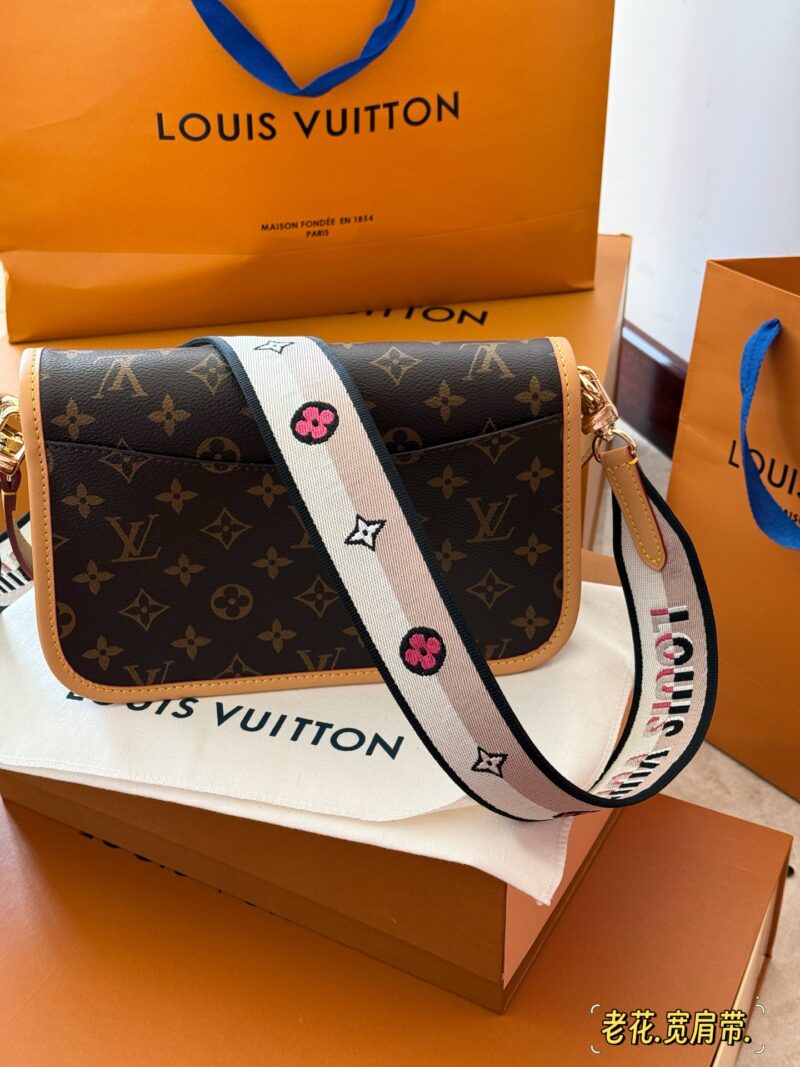 d040f51e21.jpg 250 boxes
size:25*17cm
L Family Diane French Stick Handbag
Customized presbyopia fabric paired with dark tree bark
Configure two shoulder straps ??
Today's happiness is brought by the Dharma stick!
Search for Lv Law Stick