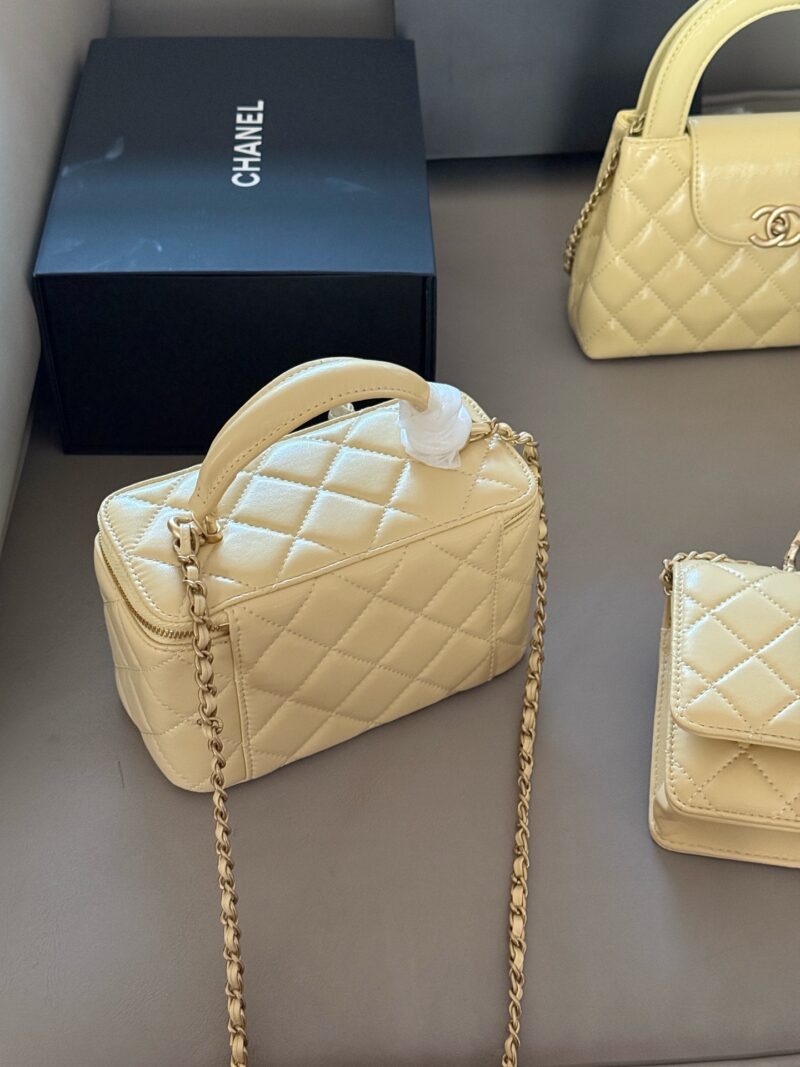 d0432a1e03.jpg 210 Pack
size:18*10cm
Xiaoxiangjia Handle Box Bag
Your upper body is full of immortal energy!
The smooth skin feels super comfortable to the touch
Crossarm/Handheld/
Summer chicken yellow/soft fufu drops super cute/