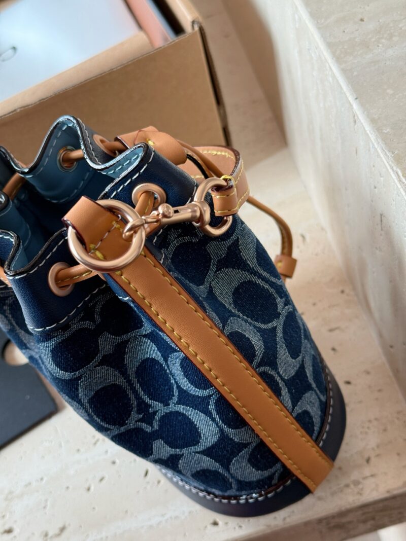d0452759ce.jpg 225 boxes
size:14*16cm
C Mini Bucket Bag is super cute!
COACH | Who hasn't owned a denim denim bucket yet
What a cute and lovely little bucket!
Isn't it too delicate and cute
Search Coach Coach Bucket