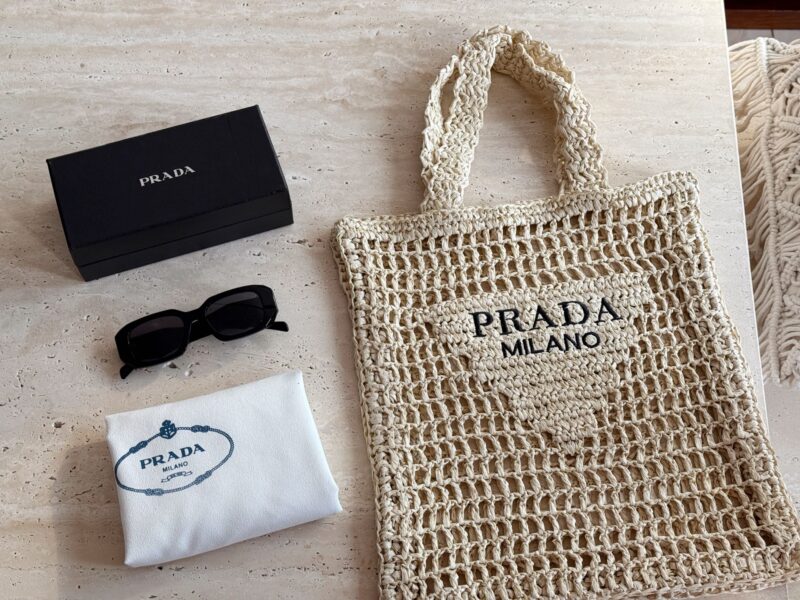 165 boxes
size：35*40cm
Prad. Vacation Lafite Grass Tote
I really want to go on vacation ??
Search for woven shopping bags ?