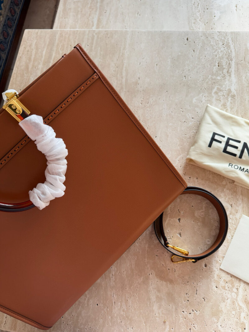 d066decd6b.jpg 260 without box
size:35*30cm
F Home Fendi Peekabo Shopping Bag ?
Classic tote design!
But the biggest feature of this one is:
Handheld and crossbody!
Advanced, concise, and grand!