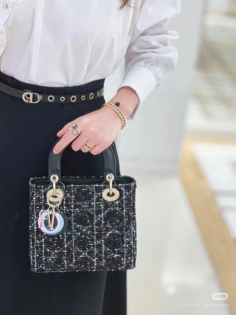 [Lady Dior]。 Coarse black cloth paired with leather. [Lady Dior]. Realistic photo of rough black cloth paired with leather
Triple Queen's Shoulder Strap