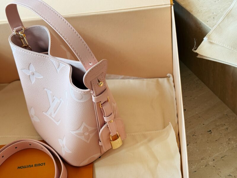 d0822a0470.jpg 235 box
size:18*16cm
ALL IN BB Heavy Attack with New Colors|
Who wouldn't be confused after reading this!
I didn't expect to like it more and more as I watched it
There are two sizes of holes for L home AII IN BB
25ss bucket bag