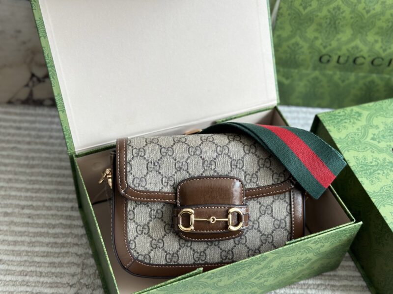 d084d0749c.jpg 235 High Order Edition (Gift Box)
Size 20 * 14cm
GG Small Saddle Bag
Classic coffee color, huge and cute size
Comes with two shoulder straps for easy switching
The perfect combination of thick shoulder straps and thin shoulder straps
Search GG 1955 s...