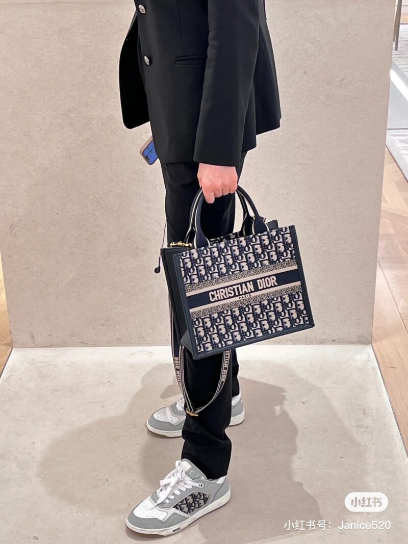 d087ef98e4.jpg Dior small tote new shoulder strap