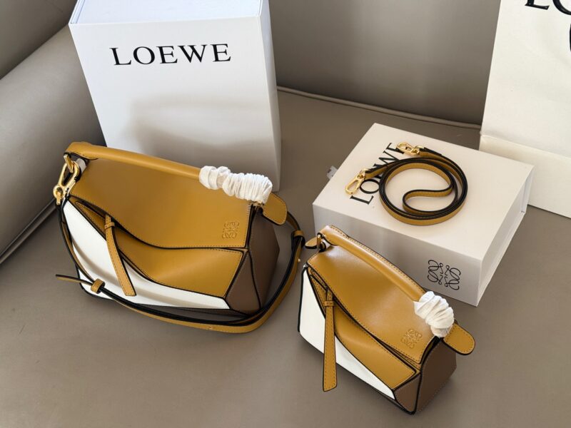 d0aa2d13bb.jpg 225 255 box
Size: 18 * 10cm (mini)
24 * 15cm (large size)
Loewe Geometry Package Puzzle
Truly cannot be missed,
?? Cowhide quality!
Completely hold on!
Even high-level ones have to overflow