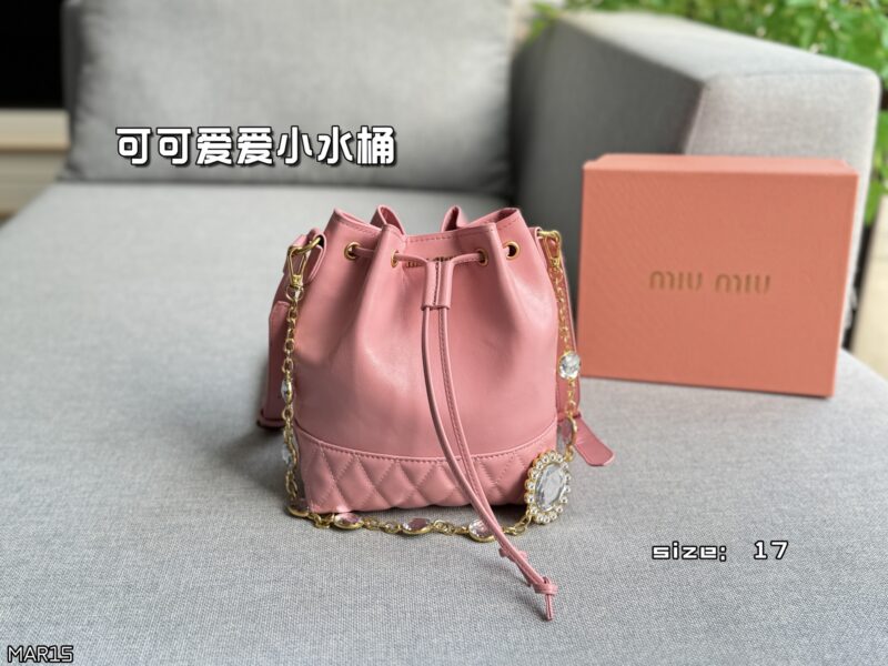 Color card ??
MIU MIU Water Diamond Chain Bucket Bag