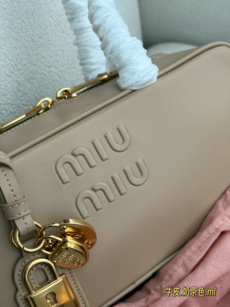 290 box cowhide (upgraded version)
Size: 28.5 * 4cm (large)
The new miumiu handbag has such a stunning appearance!
Bowling/briefcase/beau series
Small lock hardware accessories, shiny and shiny!
The sweetness of the bag is just right!
It's hard not t...