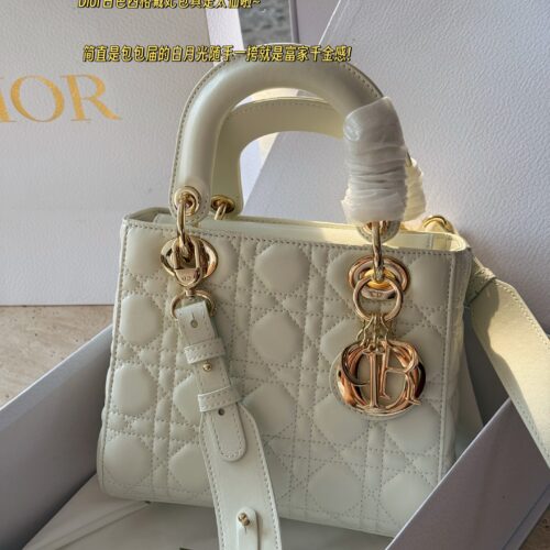 265 box
Size: 21cm (4 grids)
- Lady milkshake bag customized version returns!
D's consort, super eye-catching!
High end quality, free comparison of details,
Don't get too involved, dear!
Starting my summer with Dior Consort