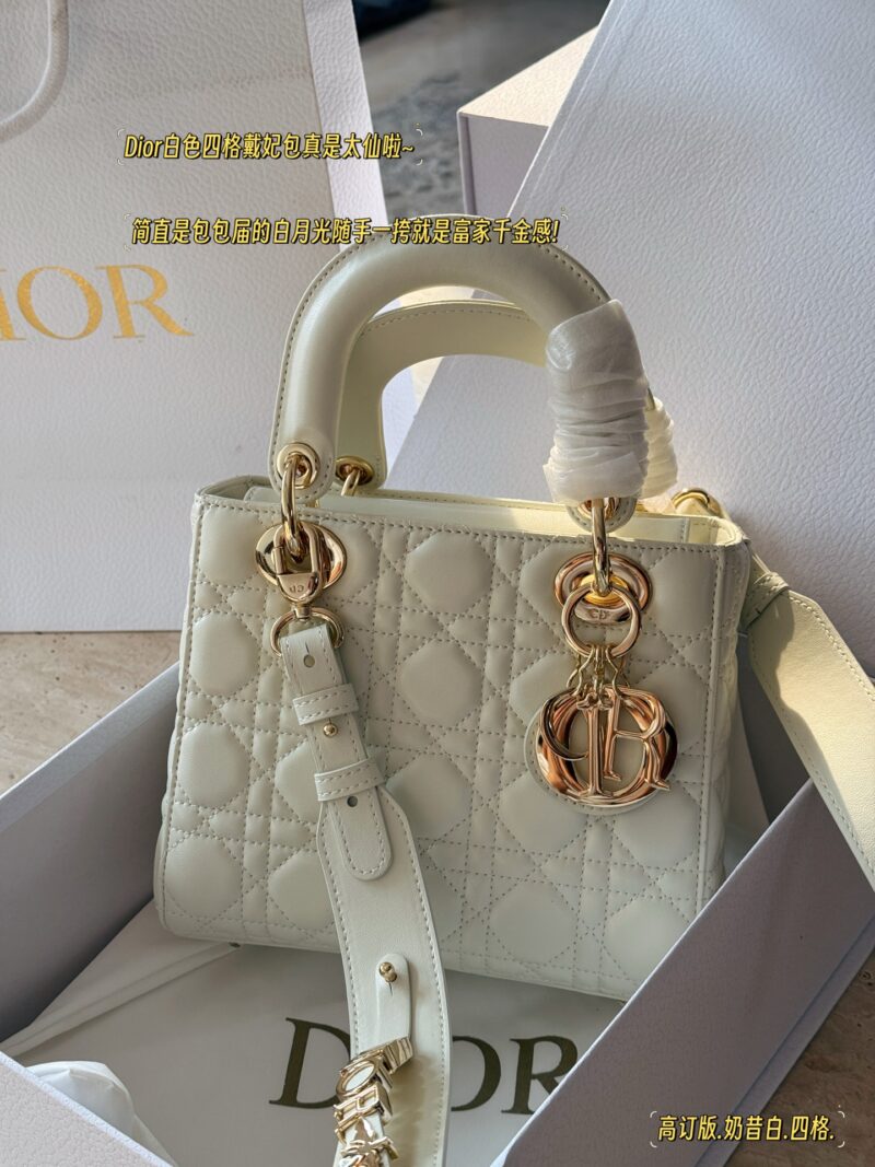 d0c4727270.jpg 265 box
Size: 21cm (4 grids)
- Lady milkshake bag customized version returns!
D's consort, super eye-catching!
High end quality, free comparison of details,
Don't get too involved, dear!
Starting my summer with Dior Consort