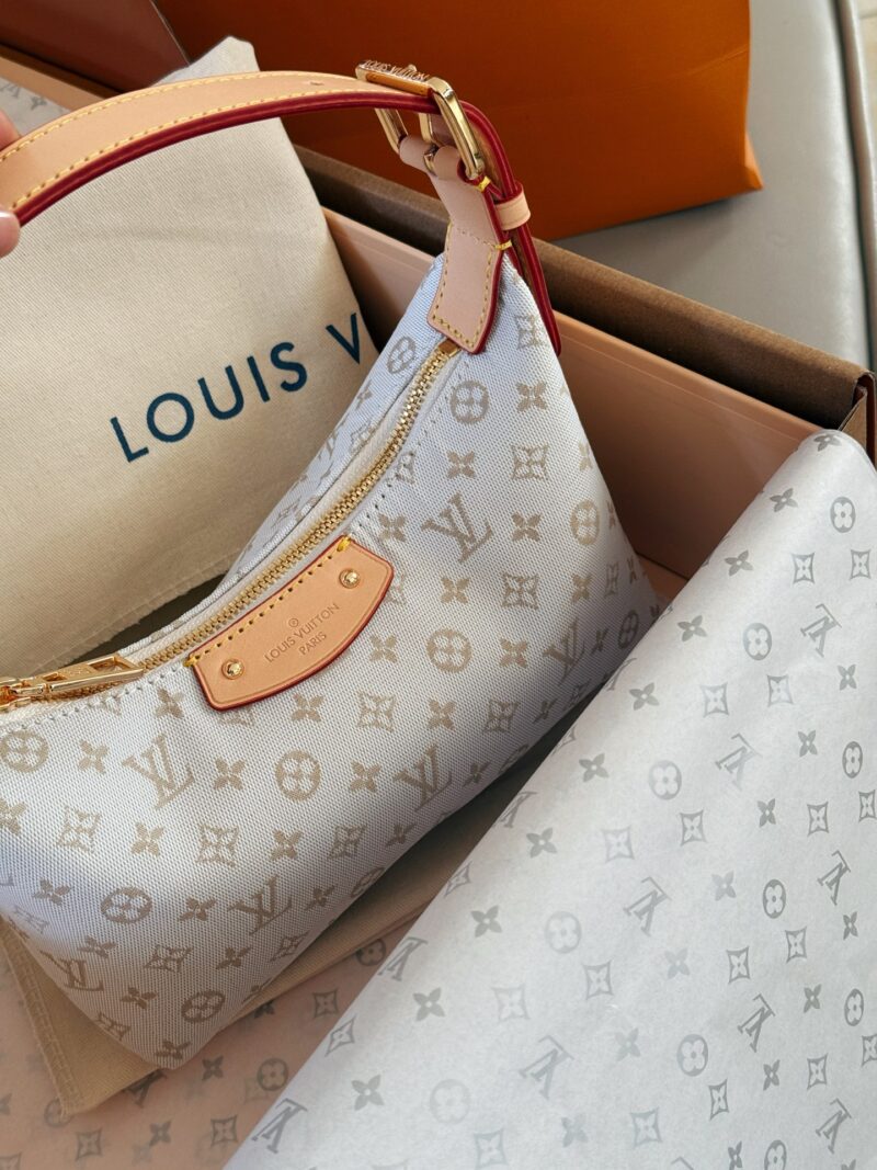 d0c6649f29.jpg 220 boxes
size:20*11cm
New denim lunch box bags keep up with this trend
That's so cute
Retro is the real top!
L's new denim lunch box bag!