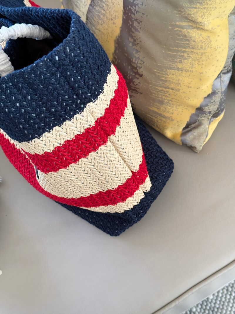 200 without box
Size: 36 * 37cm (vertical version)
Medium width 45 * 35cm (horizontal version)
MiuMiu woven bag, win hemp
This crochet tote bag
Splicing patterns with vibrant color blocks!
What you need for a perfect texture score is one
Loose short-...
