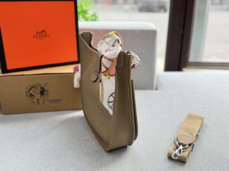 260 Complete Gift Box Set
size：29×30
Hermes Evelyne 29 III bag, Evelyne bag, single shoulder crossbody bag
Retro elegance and a sense of luxury
Moderately sized with a touching capacity
Both casual and formal attire can be easily controlled