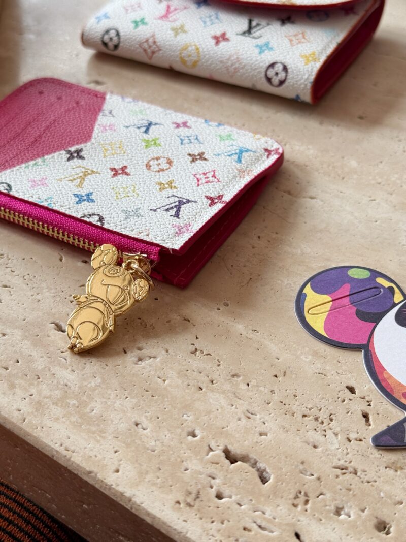 d10867518e.jpg 155 boxes
size:12*8cm
Cute things can heal everything
L's white tri colored card bag
It's really outstanding
White tri color with a red lining! It's really amazing!